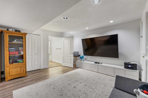4382 Elgin Avenue Se, Calgary, AB - Indoor Photo Showing Living Room