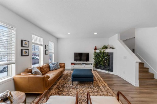 4382 Elgin Avenue Se, Calgary, AB - Indoor Photo Showing Living Room