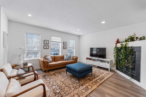 4382 Elgin Avenue Se, Calgary, AB - Indoor Photo Showing Living Room