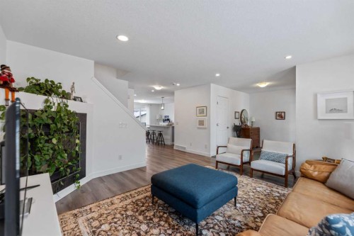 4382 Elgin Avenue Se, Calgary, AB - Indoor Photo Showing Living Room