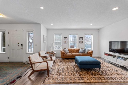 4382 Elgin Avenue Se, Calgary, AB - Indoor Photo Showing Living Room