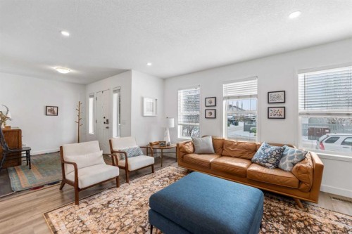 4382 Elgin Avenue Se, Calgary, AB - Indoor Photo Showing Living Room