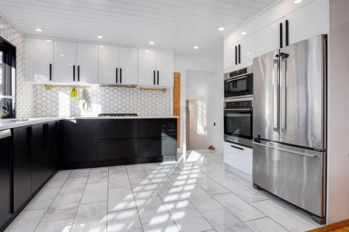 2539 Chicoutimi Drive Nw, Calgary, AB - Indoor Photo Showing Kitchen With Stainless Steel Kitchen With Upgraded Kitchen