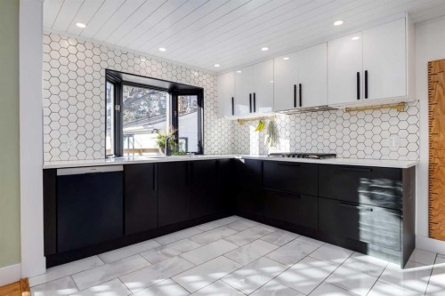 2539 Chicoutimi Drive Nw, Calgary, AB - Indoor Photo Showing Kitchen With Upgraded Kitchen