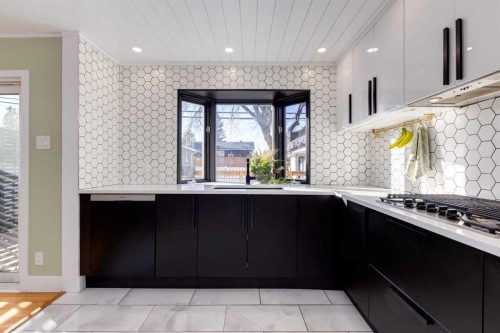 2539 Chicoutimi Drive Nw, Calgary, AB - Indoor Photo Showing Kitchen With Upgraded Kitchen