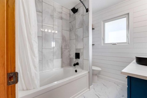 2539 Chicoutimi Drive Nw, Calgary, AB - Indoor Photo Showing Bathroom