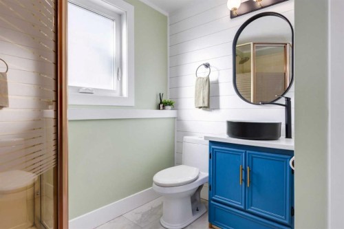 2539 Chicoutimi Drive Nw, Calgary, AB - Indoor Photo Showing Bathroom