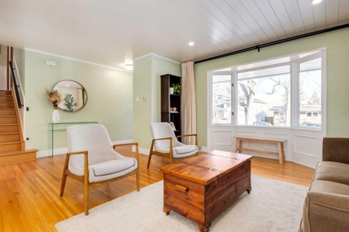 2539 Chicoutimi Drive Nw, Calgary, AB - Indoor Photo Showing Living Room