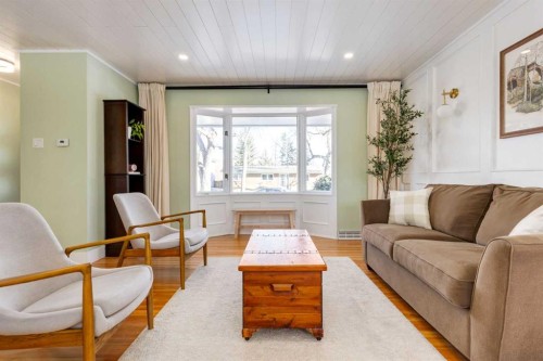 2539 Chicoutimi Drive Nw, Calgary, AB - Indoor Photo Showing Living Room