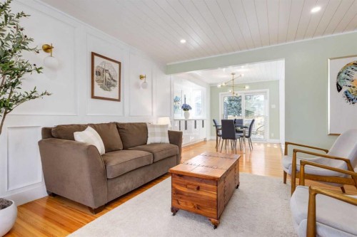 2539 Chicoutimi Drive Nw, Calgary, AB - Indoor Photo Showing Living Room