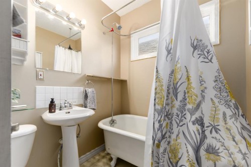 1912 8 Avenue Se, Calgary, AB - Indoor Photo Showing Bathroom