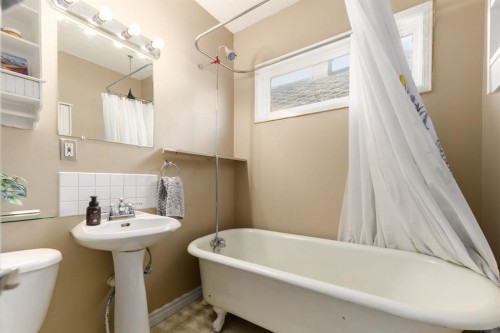1912 8 Avenue Se, Calgary, AB - Indoor Photo Showing Bathroom