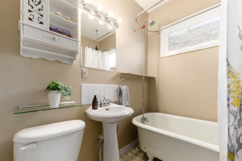 1912 8 Avenue Se, Calgary, AB - Indoor Photo Showing Bathroom