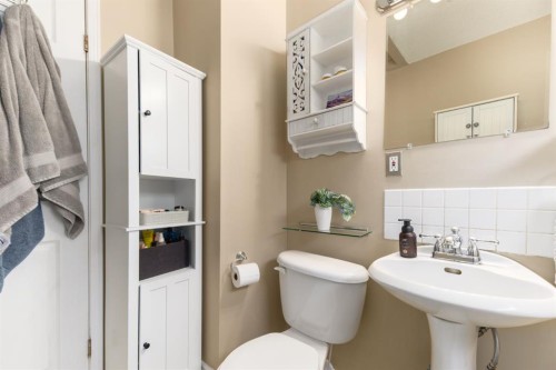 1912 8 Avenue Se, Calgary, AB - Indoor Photo Showing Bathroom