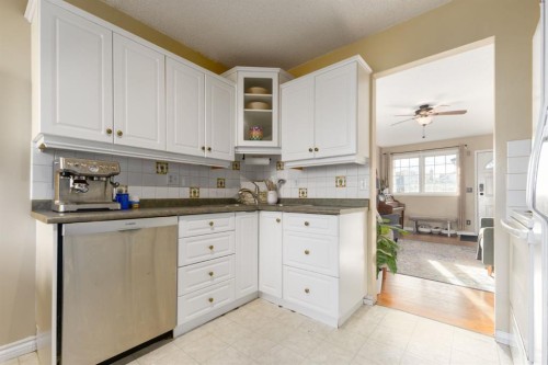 1912 8 Avenue Se, Calgary, AB - Indoor Photo Showing Kitchen