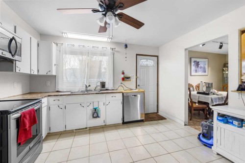1016 Hunterdale Place Nw, Calgary, AB - Indoor Photo Showing Kitchen