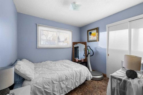1016 Hunterdale Place Nw, Calgary, AB - Indoor Photo Showing Bedroom