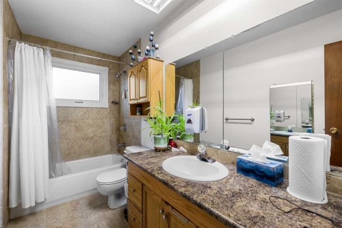 1016 Hunterdale Place Nw, Calgary, AB - Indoor Photo Showing Bathroom