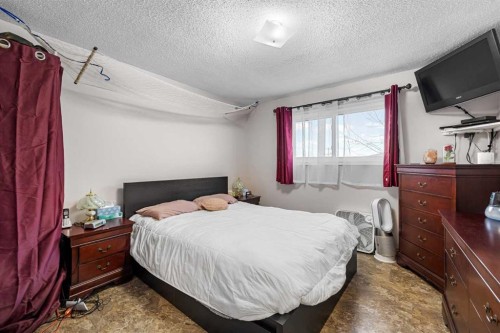1016 Hunterdale Place Nw, Calgary, AB - Indoor Photo Showing Bedroom