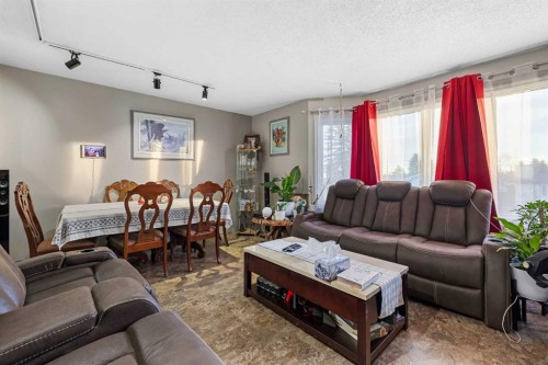 1016 Hunterdale Place Nw, Calgary, AB - Indoor Photo Showing Living Room