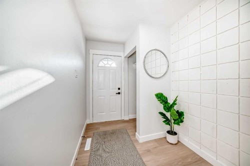 146-2211 19 Street Ne, Calgary, AB - Indoor Photo Showing Other Room