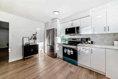 146-2211 19 Street Ne, Calgary, AB - Indoor Photo Showing Kitchen