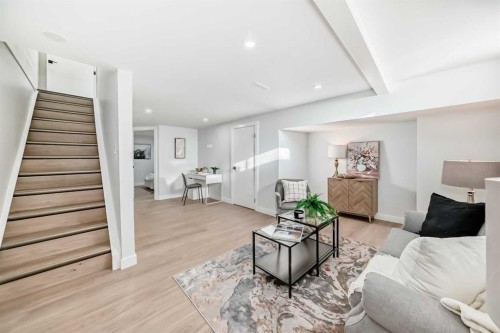146-2211 19 Street Ne, Calgary, AB - Indoor Photo Showing Living Room