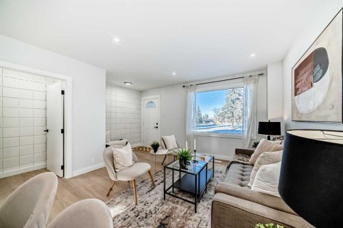 146-2211 19 Street Ne, Calgary, AB - Indoor Photo Showing Living Room