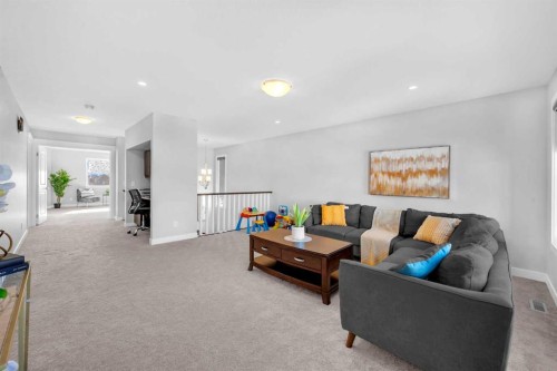 660 Reynolds Crescent Sw, Airdrie, AB - Indoor Photo Showing Living Room