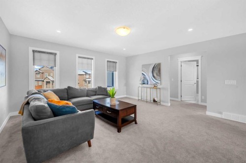 660 Reynolds Crescent Sw, Airdrie, AB - Indoor Photo Showing Living Room