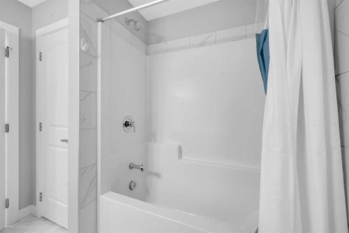 660 Reynolds Crescent Sw, Airdrie, AB - Indoor Photo Showing Bathroom