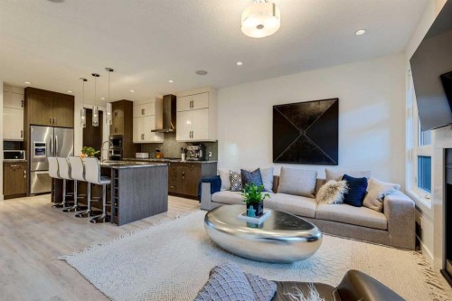 933 32 Street Nw, Calgary, AB - Indoor Photo Showing Living Room