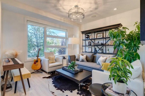 933 32 Street Nw, Calgary, AB - Indoor Photo Showing Living Room