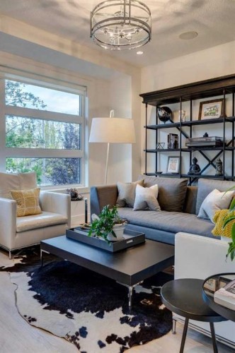 933 32 Street Nw, Calgary, AB - Indoor Photo Showing Living Room