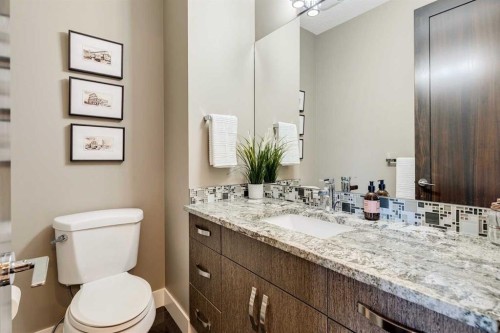 933 32 Street Nw, Calgary, AB - Indoor Photo Showing Bathroom
