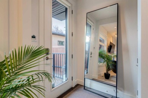 933 32 Street Nw, Calgary, AB - Indoor Photo Showing Other Room