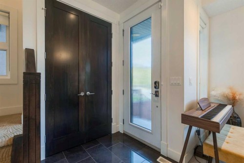 933 32 Street Nw, Calgary, AB - Indoor Photo Showing Other Room