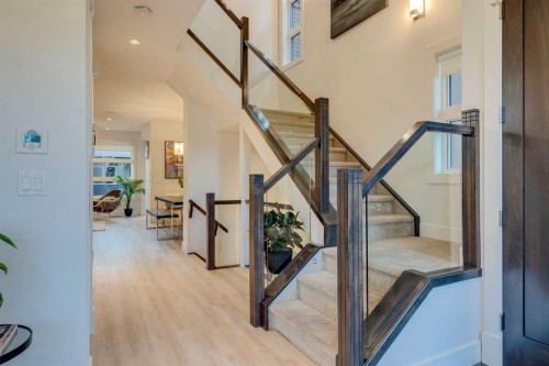 933 32 Street Nw, Calgary, AB - Indoor Photo Showing Other Room