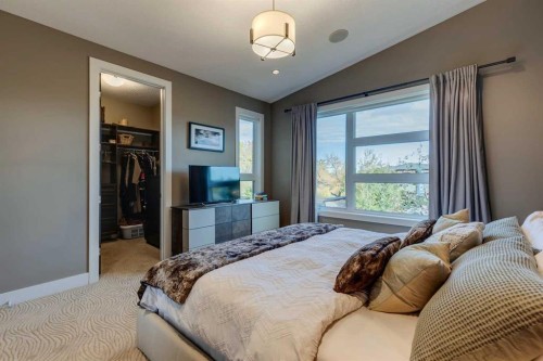933 32 Street Nw, Calgary, AB - Indoor Photo Showing Bedroom