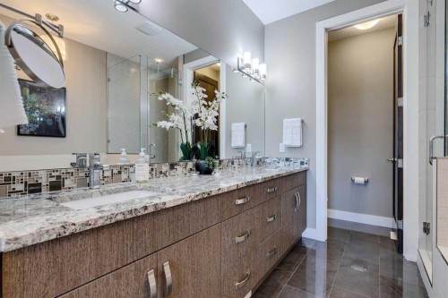 933 32 Street Nw, Calgary, AB - Indoor Photo Showing Bathroom