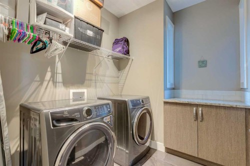 933 32 Street Nw, Calgary, AB - Indoor Photo Showing Laundry Room