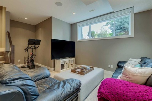 933 32 Street Nw, Calgary, AB - Indoor Photo Showing Other Room