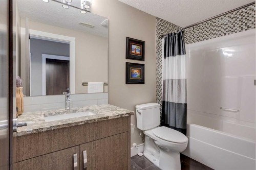 933 32 Street Nw, Calgary, AB - Indoor Photo Showing Bathroom