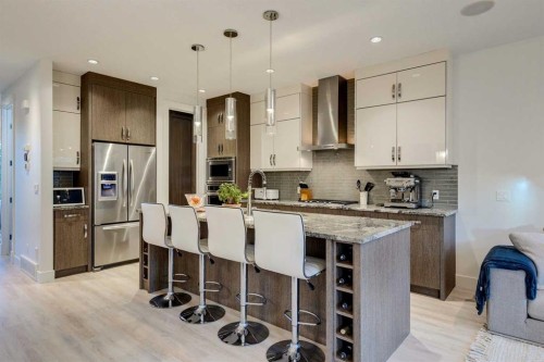 933 32 Street Nw, Calgary, AB - Indoor Photo Showing Kitchen With Upgraded Kitchen