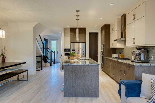 933 32 Street Nw, Calgary, AB - Indoor Photo Showing Kitchen With Upgraded Kitchen