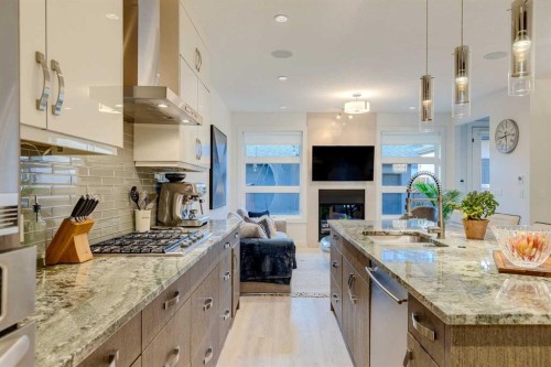 933 32 Street Nw, Calgary, AB - Indoor Photo Showing Kitchen With Double Sink With Upgraded Kitchen