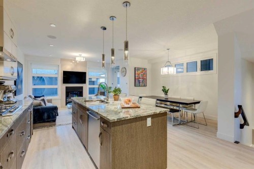933 32 Street Nw, Calgary, AB - Indoor Photo Showing Kitchen With Upgraded Kitchen