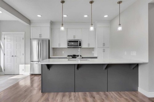 41 Sunrise Heights, Cochrane, AB - Indoor Photo Showing Kitchen With Upgraded Kitchen
