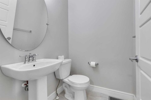 41 Sunrise Heights, Cochrane, AB - Indoor Photo Showing Bathroom