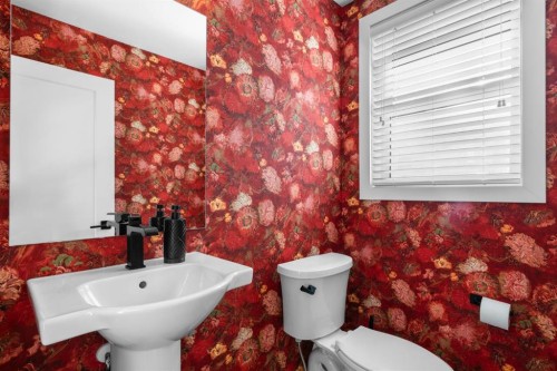 7813 Spring Willow Drive Sw, Calgary, AB - Indoor Photo Showing Bathroom